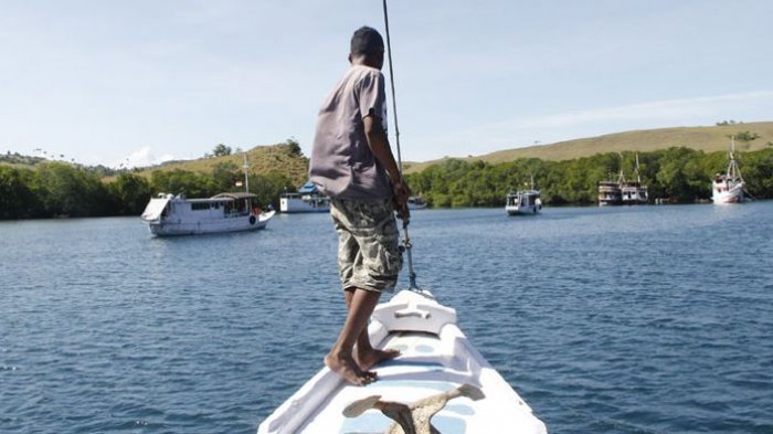 Kapal yang digunakan wisatawan memasuki perairan Pulau Rinca, Taman Nasional Komodo, Kabupaten Manggarai Barat, Nusa Tenggara Timur, Sabtu (10/5/2014).