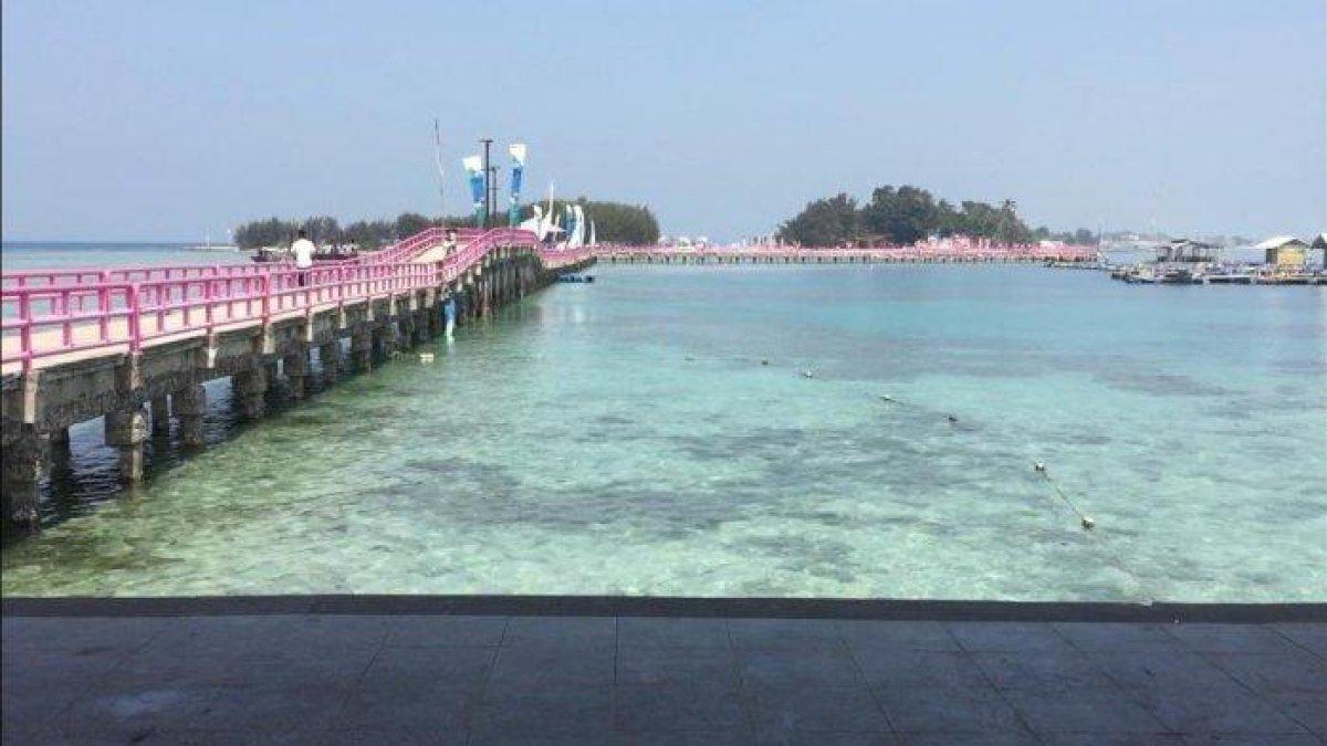 Jembatan Cinta di Kepulauan Seribu yang menghubungkan Pulau Tidung Besar dengan Pulau Tidung Kecil.