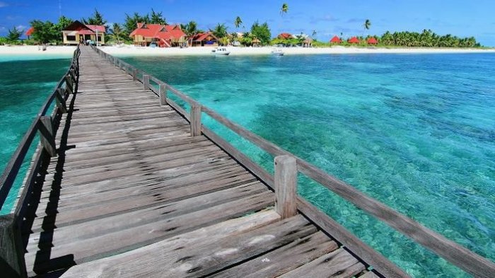 Jembatan di Pulau Tinabo, Taman Nasional Taka Bonerate, Kepulauan Selayar, Sulawesi Selatan.