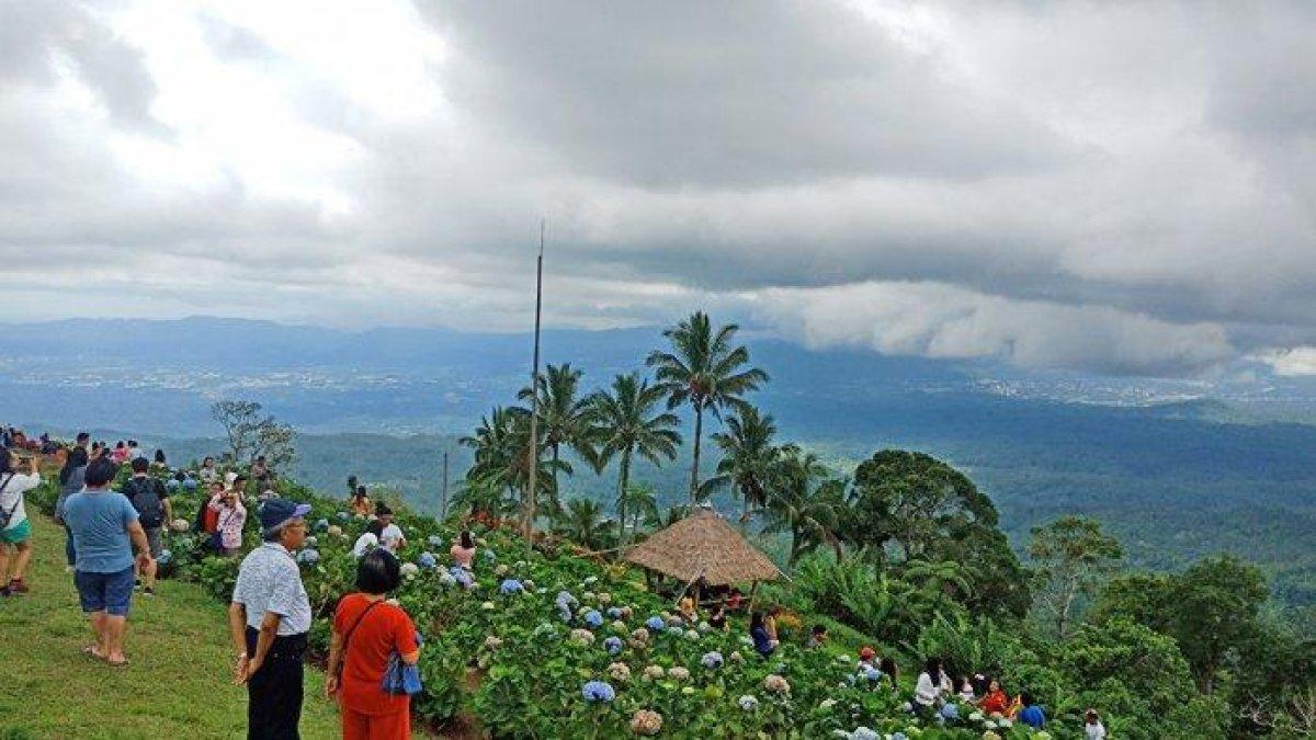 Puncak Bukit Tetetana Suluan, tempat wisata yang lagi hits di Manado.