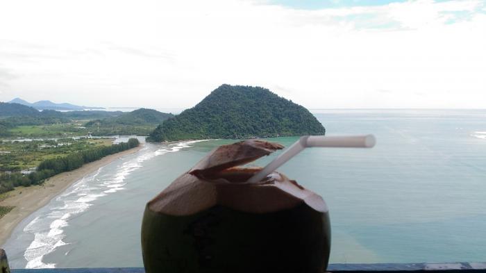 Sebuah Cangkir Kopi Khop dan Pesona Samudra Hindia dari Puncak Geurutee