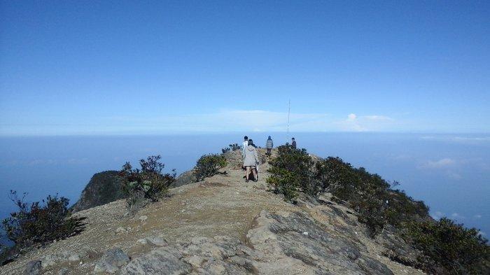 Puncak Gunung Lawu di Kabupaten Karanganyar dan Magetan.