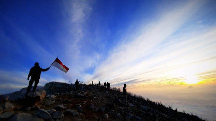 Puncak Gunung Sindoro.