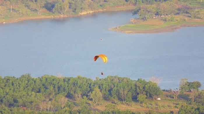 Puncak Joglo biasa digunakan untuk latihan paralayang.
