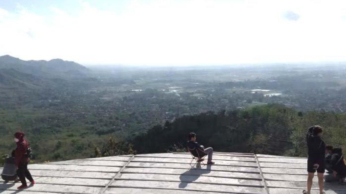 Puncak Jowin, satu tempat wisata baru di Tulungagung yang viral di TikTok.