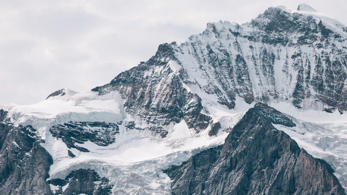 Puncak tertinggi Pegunungan Alpen Swiss tertutup salju.