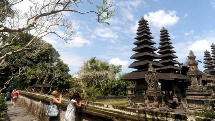 Turis asing mengabadikan keindahan Pura Taman Ayun di Mengwi, Kabupaten Badung, Bali.