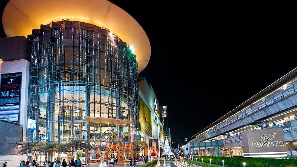 Pusat perbelanjaan Siam Paragon dan stasiun SkyTrain BTS Siam yang berdekatan di Bangkok, Thailand.