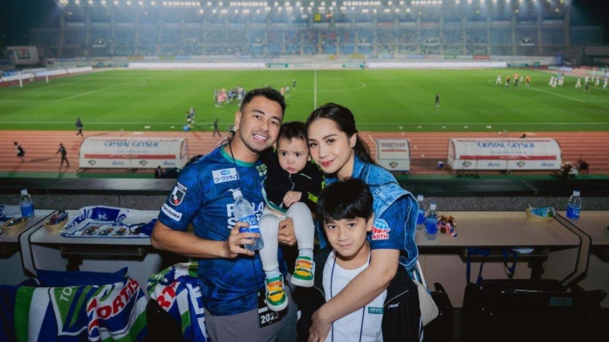Raffi-Nagita foto dengan Rafathar dan Rayyanza di area tribun stadion sepak bola Jepang.
