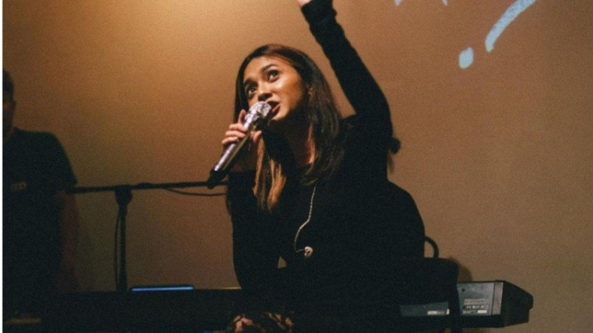 Rahmania Astrini menjadi guest star untuk konser Coldplay di Jakarta.