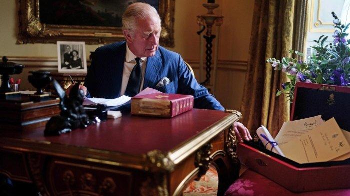 Raja Charles III dalam tugas pertamanya sebagai raja Inggris