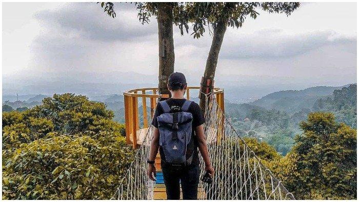 Wisatawan berkunjung ke Ranggon Hills yang merupakan tempat wisata unggulan di Kabupaten Bogor, Jawa Barat.