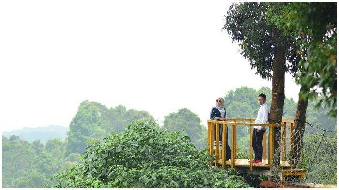 Wisatawan berkunjung ke Ranggon Hills yang merupakan tempat wisata unggulan di Kabupaten Bogor, Jawa Barat.