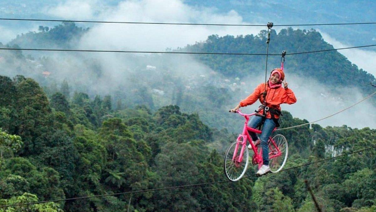 Wisatawan berkunjung ke Ranggon Hills yang merupakan tempat wisata unggulan di Kabupaten Bogor, Jawa Barat. Lokasinya dekat hotel hingga tempat sewa motor.