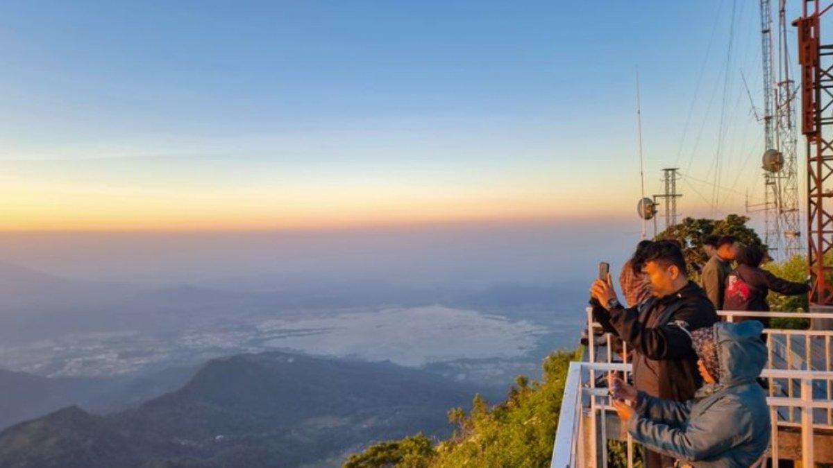 Rawa Pening dilihat dari Taman Langit Telomoyo, Magelang, Jawa Tengah.