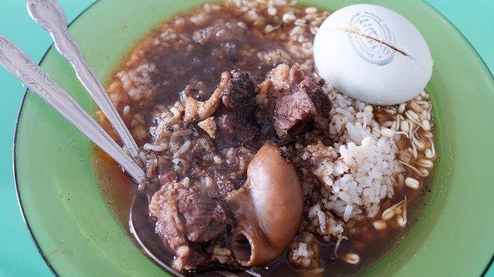 Ilustrasi rawon untuk menu makan malam enak.