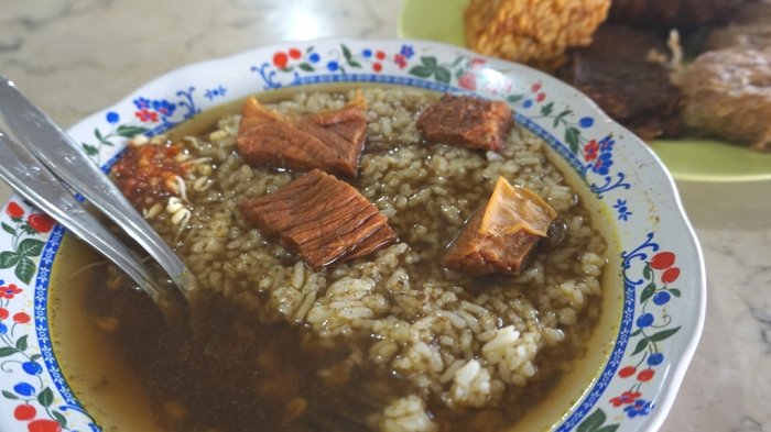 Seporsi Rawon Tessy di Jalan Embong Brantas, Kiduldalem, Malang, Jawa Timur, Selasa (4/7/2017).
