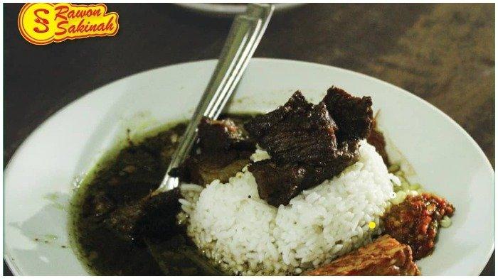 Seporsi rawon di Rawon Sakinah.