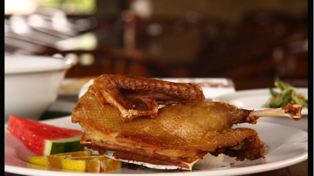 Ilustrasi sajian bebek goreng untuk menu makan siang enak di Banyuwangi.