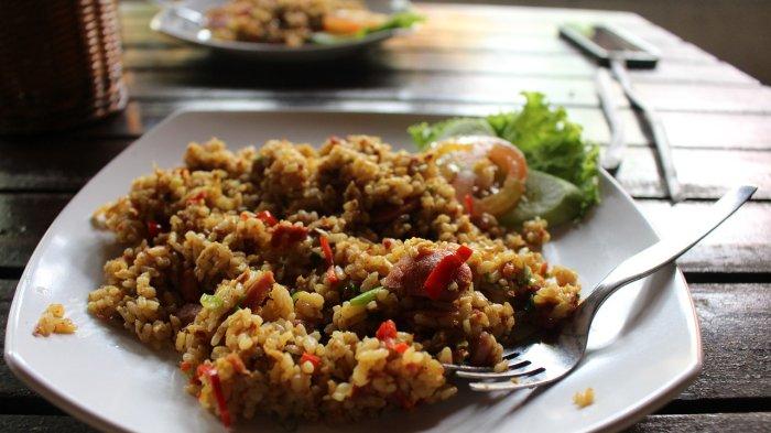 Ilustrasi sajian nasi goreng babat di Semarang untuk makan siang enak