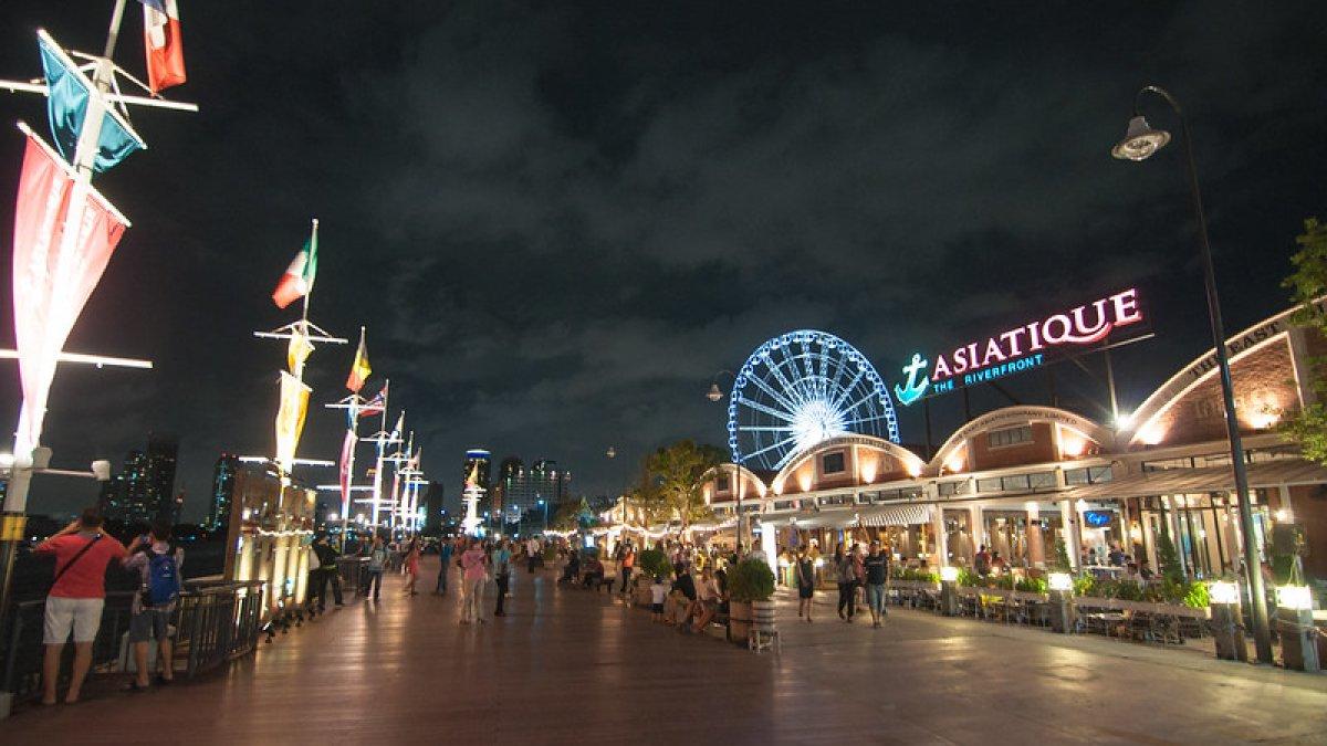 Asiatique, satu tempat belanja terbaik di Bangkok Thailand buat berburu oleh-oleh.

