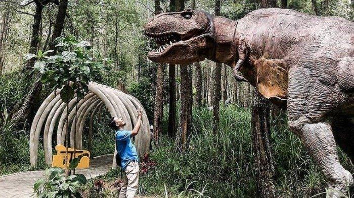 Replika dinosaurus di Mojosemi Forest Park