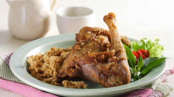 Ilustrasi hidangan ayam goreng untuk menu makan malam enak.