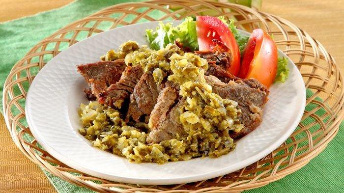 Gepuk daging sapi cabai hijau.