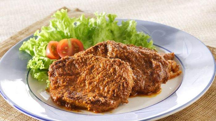 Gepuk daging sapi masak pedas.