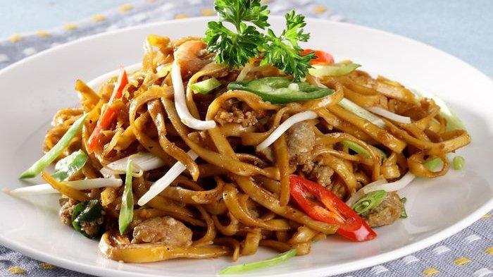 Ilustrasi sajian mi goreng untuk menu makan malam enak.