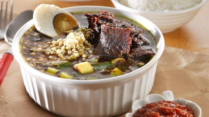 Rawon daging goreng.