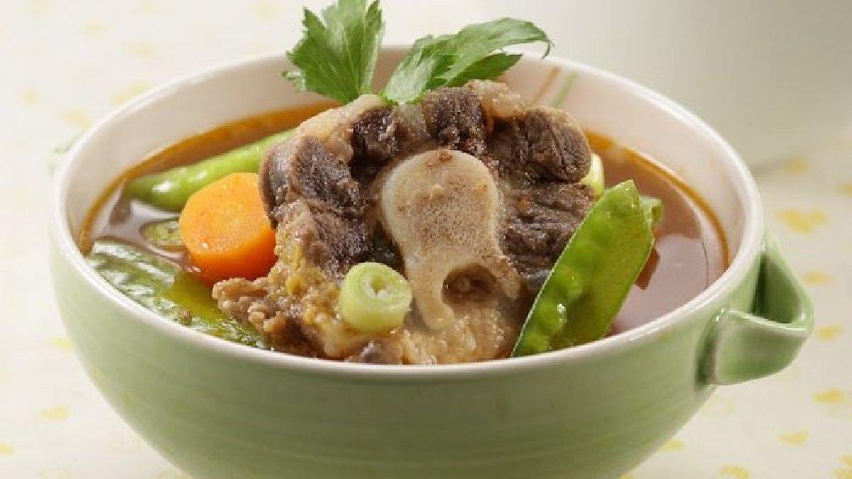 Ilustrasi kuliner sop buntut untuk makan siang enak.