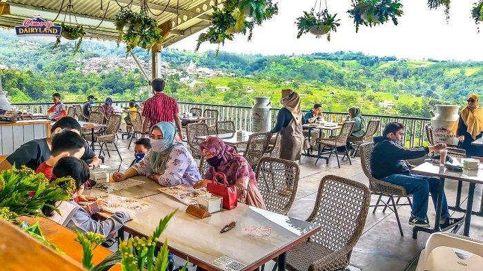 Fasilitas restoran di Cimory Dairyland Prigen.