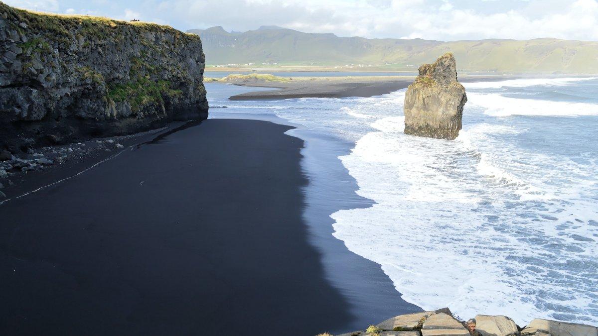 Reynisfjara Islandia, satu destinasi yang menjadi lokasi syuting film Star Wars