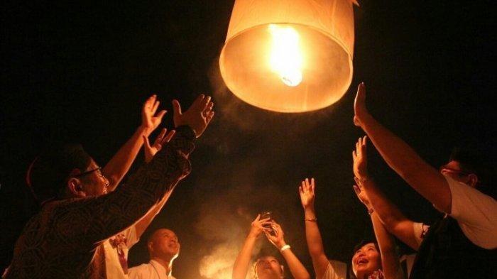 Ribuan lampion diterbangkan dari halaman Candi Borobudur di Kabupaten Magelang pada Sabtu 19/5/2019) malam pada puncak peringatan Tri Suci Waisak 2563BE/2019.