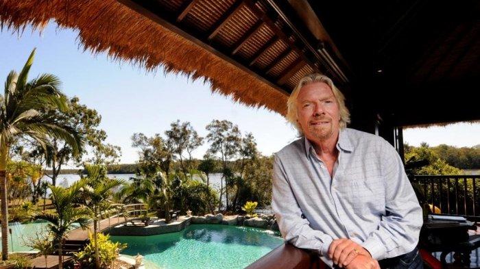 Richard Branson, orang terkaya di dunia ini punya hobi unik yaitu traveling menggunakan hot air balloon.