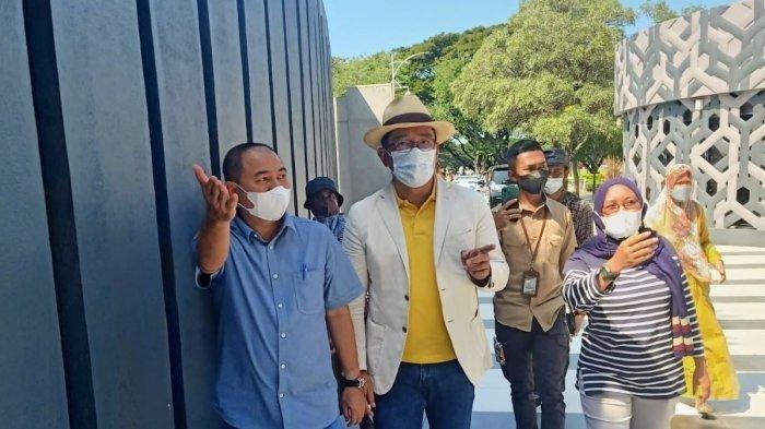 Gubernur Jawa Barat, Ridwan Kamil didampingi oleh Kepala Dinas Kebudayaan dan Pariwisata Aceh, Jamaluddin berkunjung ke Museum Tsunami Aceh pada Sabtu, (25/12). Kunjungannya kali ini menjadi momen dirinya untuk bernostalgia dengan Museum Tsunami yang didesainnya sekitar 15 tahun lalu.