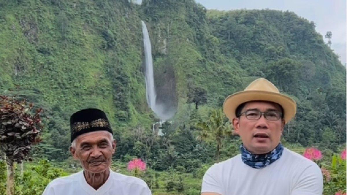 Gubernur Jawa Barat, Ridwan Kamil, belum lama ini mengunjungi rumah Abah Jajang yang tengah viral di media sosial. Ia turun tangan langsung membantu pekarangan rumahnya yang rusak akibat diinjak-injak wisatawan.