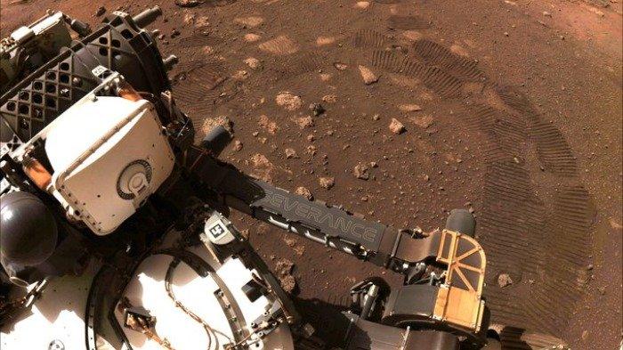Robot Perseverance NASA melakukan penjelajahan di permukaan planet Mars.