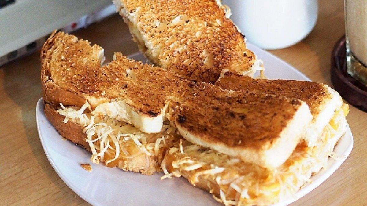 Roti Bakar Eddy, pilihan tempat makan enak dan legendaris di Blok M, Jakarta Selatan.