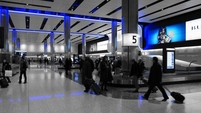 Ruang Bagasi di Bandara Heathrow London, Inggris. Viral insiden mengejutkan, kapten dan co-pilot jatuh sakit ketika mencium bau busuk di pesawat. Beruntung penerbangan berhasil mendarat di bandara.