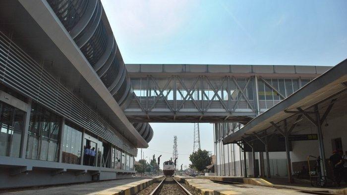 Ruang tunggu KA Bandara Adi Soemarmo Solo melalui Sky Bridge yang menghubungkan Terminal Tirtonadi dan Stasiun Solo Balapan.