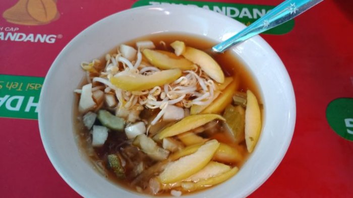 Rujak donggala dari Cirebon, yang merupakan asinan buah dan sayur.