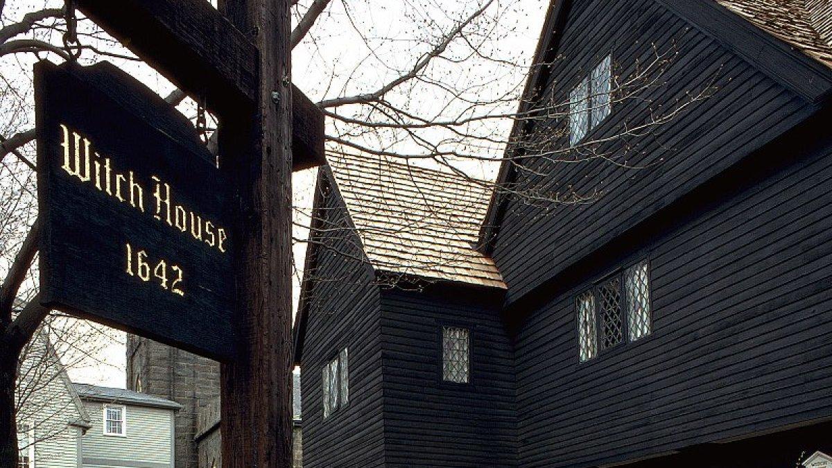 Rumah Penyihir Salem di Salem Massachusetts. Ini adalah satu-satunya rumah yang terhubung langsung ke Pengadilan Penyihir Salem. Terletak di persimpangan Essex dan Summer Street di Distrik Bersejarah McIntire.