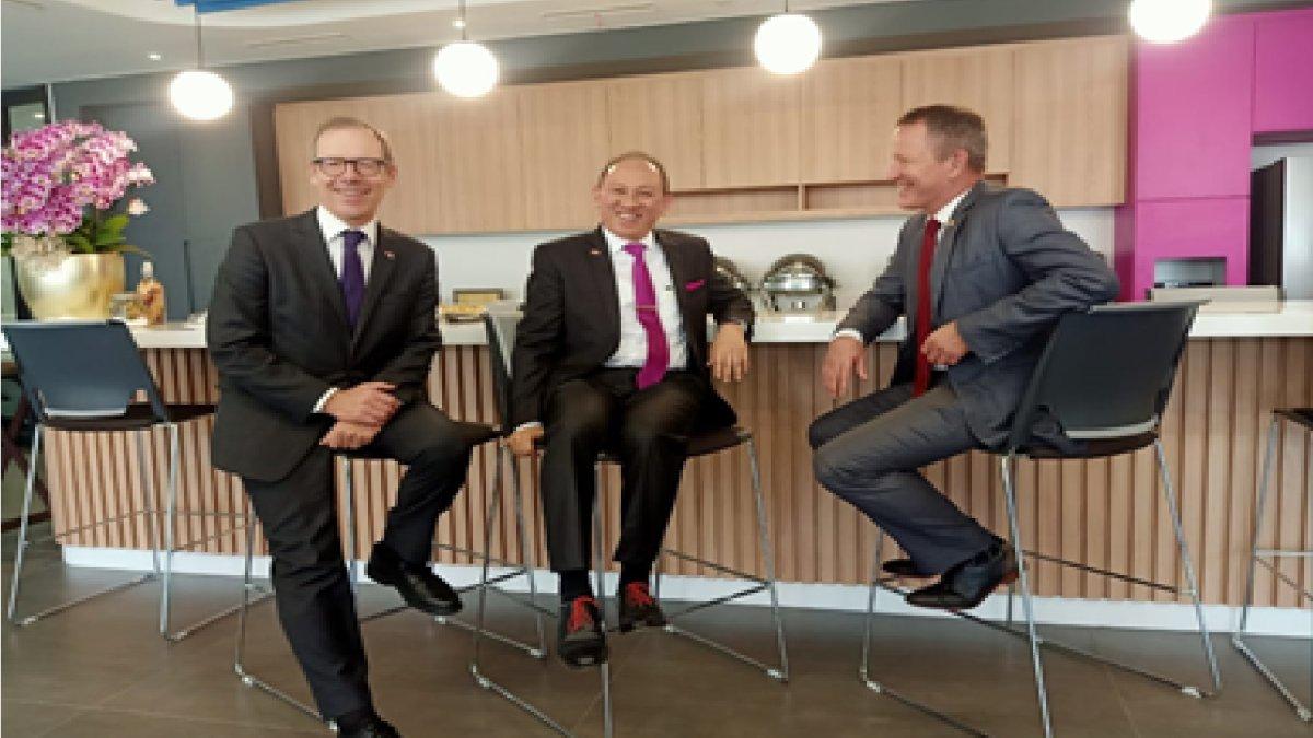 Dari kiri ke kanan H. E Oliver Zehnder (Duta Besar Swiss untuk Indonesia, Timor Leste, dan ASEAN), DR Henry Chia (President Director PT Endress+Hauser Indonesia) , dan Jens Winkelmann (Corporate Sales Director Endress+Hauser Group) saat berbincang di fasilitas perusahaan Endress+Hauser Indonesia