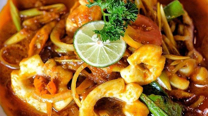 Sajian cumi saus padang di Kurnia Seafood.