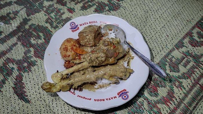 Sajian satu porsi Gudeg Bromo Bu Tekluk, kuliner malam legendaris di Jogja sejak 1984.