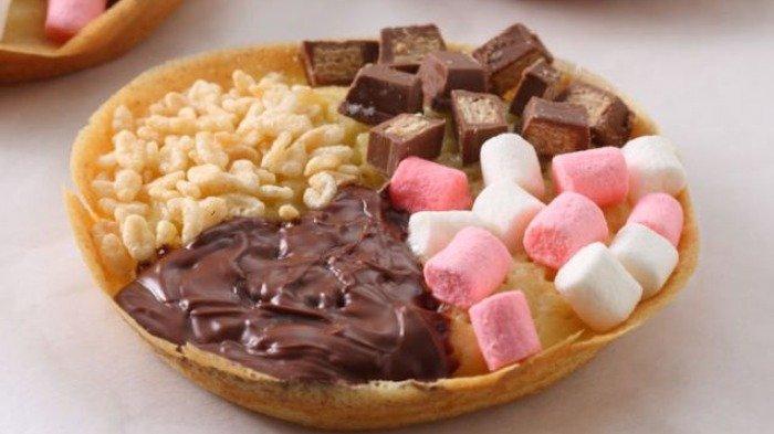 Sajian martabak mini aneka topping.