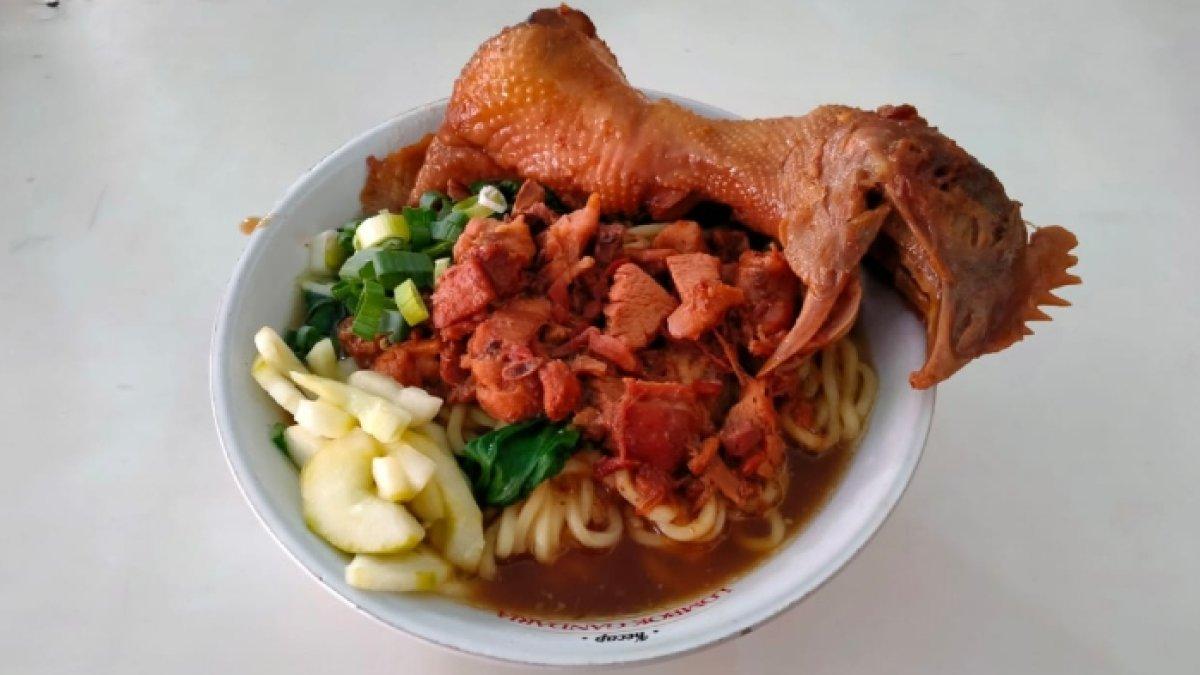 Sajian mi ayam topping kepala di warung Mie Ayam Pak No, Palur Wetan - Pondok Al-Amin, Dagen, Jaten, Karanganyar, Jawa Tengah, Selasa (6/12/2022). Seporsi mi ayam di warung ini murah meriah cuma Rp 11 ribuan.