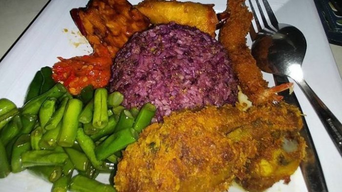 Sajian nasi kalong di Bandung, Jawa Barat.